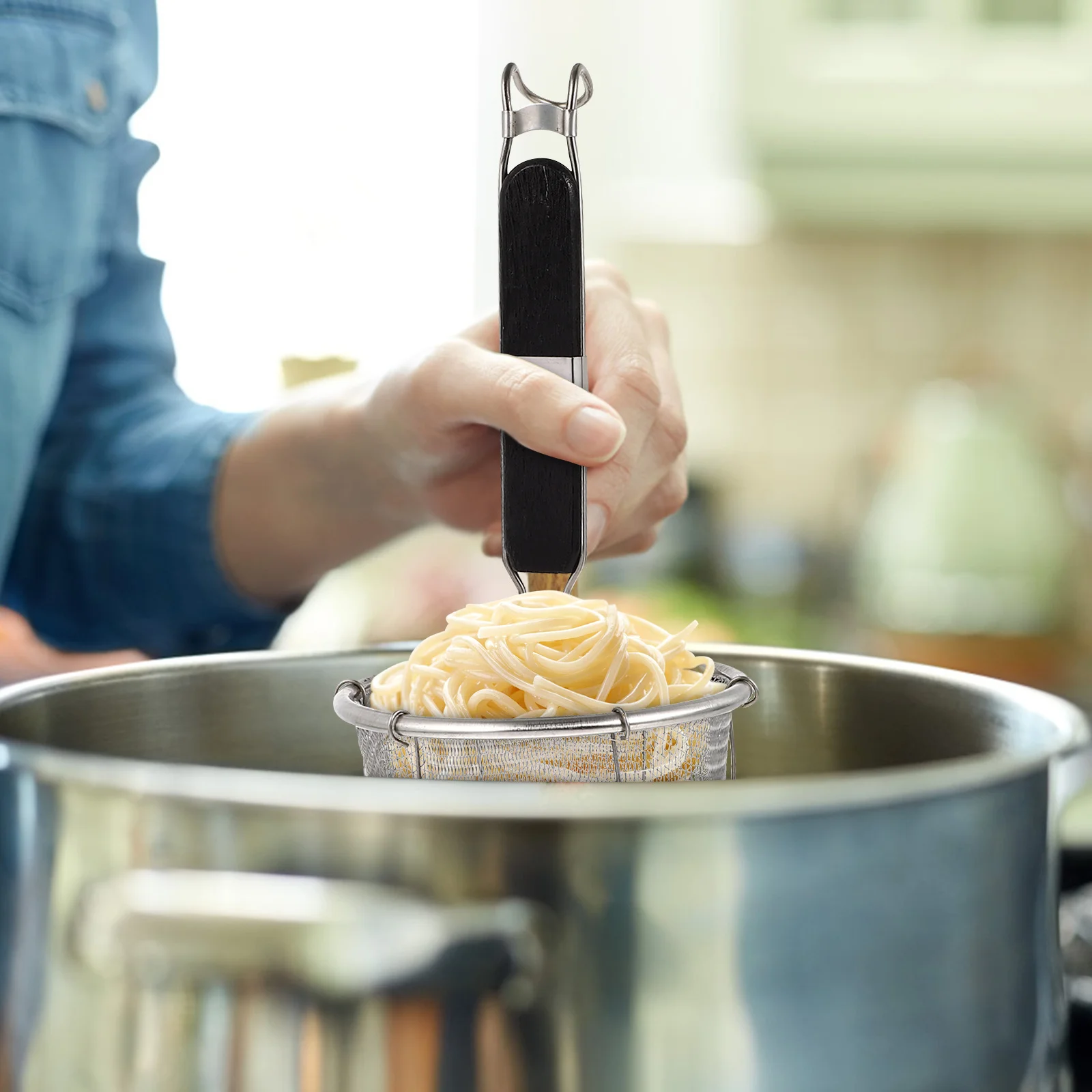 Noodle Sifter Strainer with Handle Safe Practical Kitchen Basket for Frying Cooking Vegetables Meat Noodle Sifter
Noodle Sifter Strainer with Handle Safe Practical Kitchen Basket for Frying Cooking Vegetables Meat Noodle Sifter