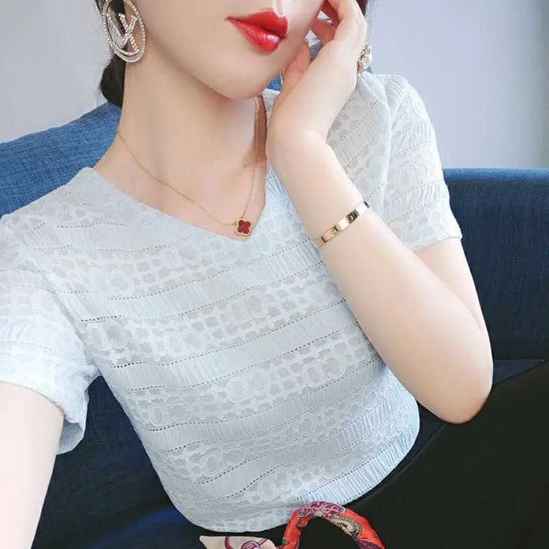 2024 Summer New Fashion High End Lace Short Sleeves T-shirt Women's Solid V-neck Patchwork Hollow Out Simple Versatile Thin Top
2024 Summer New Fashion High End Lace Short Sleeves T-shirt Women's Solid V-neck Patchwork Hollow Out Simple Versatile Thin Top