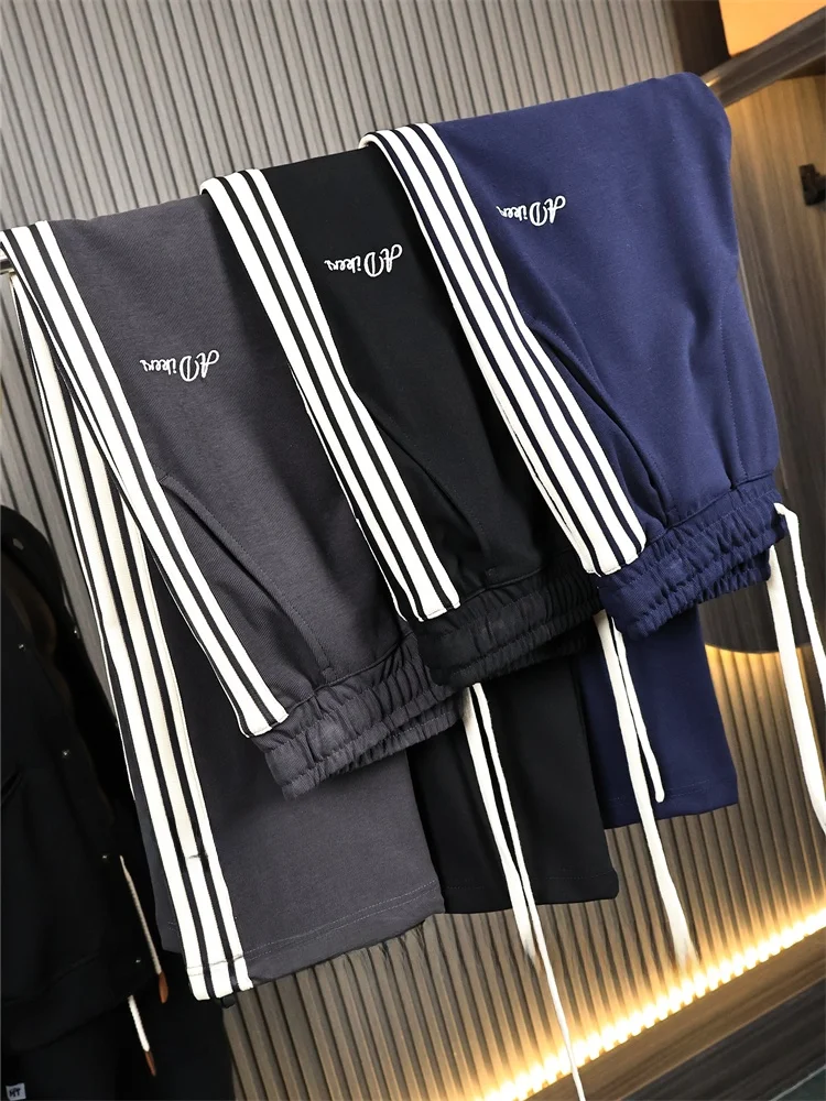 Spor Casual Pants for Men with Embroidered Lettering And Stripe Texture Elastic Waist Straight Leg Length Spring Faion
Spor Casual Pants for Men with Embroidered Lettering And Stripe Texture Elastic Waist Straight Leg Length Spring Faion