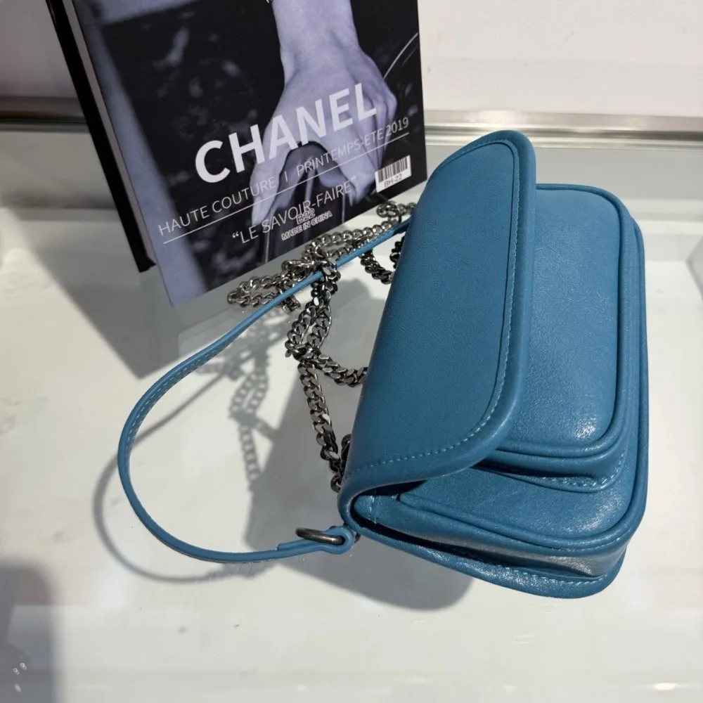 New Oil Wax Leather Retro Large-capacity Chain Shoulder Messenger Bag Unique Design Women's Versatile Fashion Simple
New Oil Wax Leather Retro Large-capacity Chain Shoulder Messenger Bag Unique Design Women's Versatile Fashion Simple