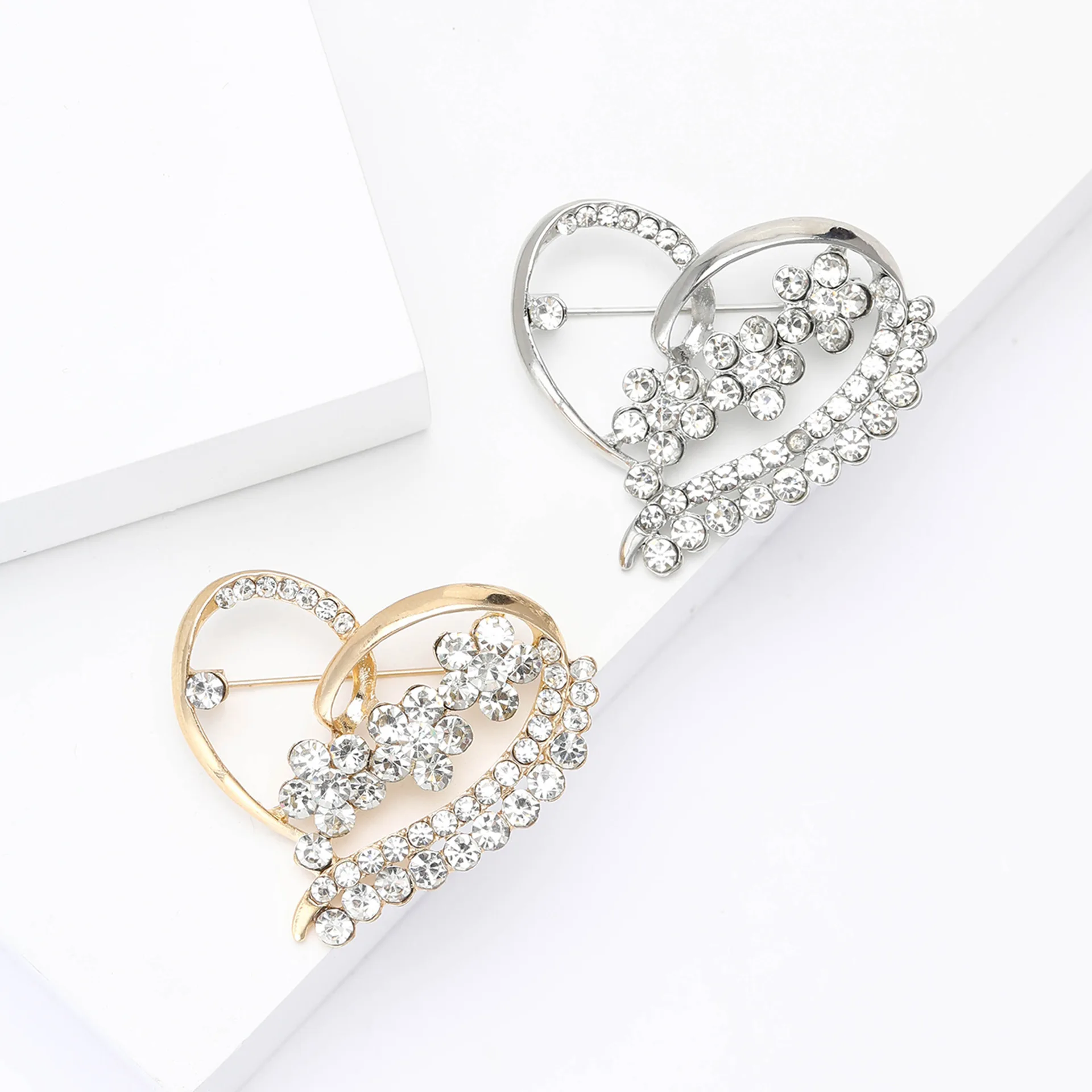 Valentine's Day Pearl Rhinestone Heart Brooch Lady Couple Pearl Love Pin Wedding Party Friends Gift Jewelry Accessories
Valentine's Day Pearl Rhinestone Heart Brooch Lady Couple Pearl Love Pin Wedding Party Friends Gift Jewelry Accessories