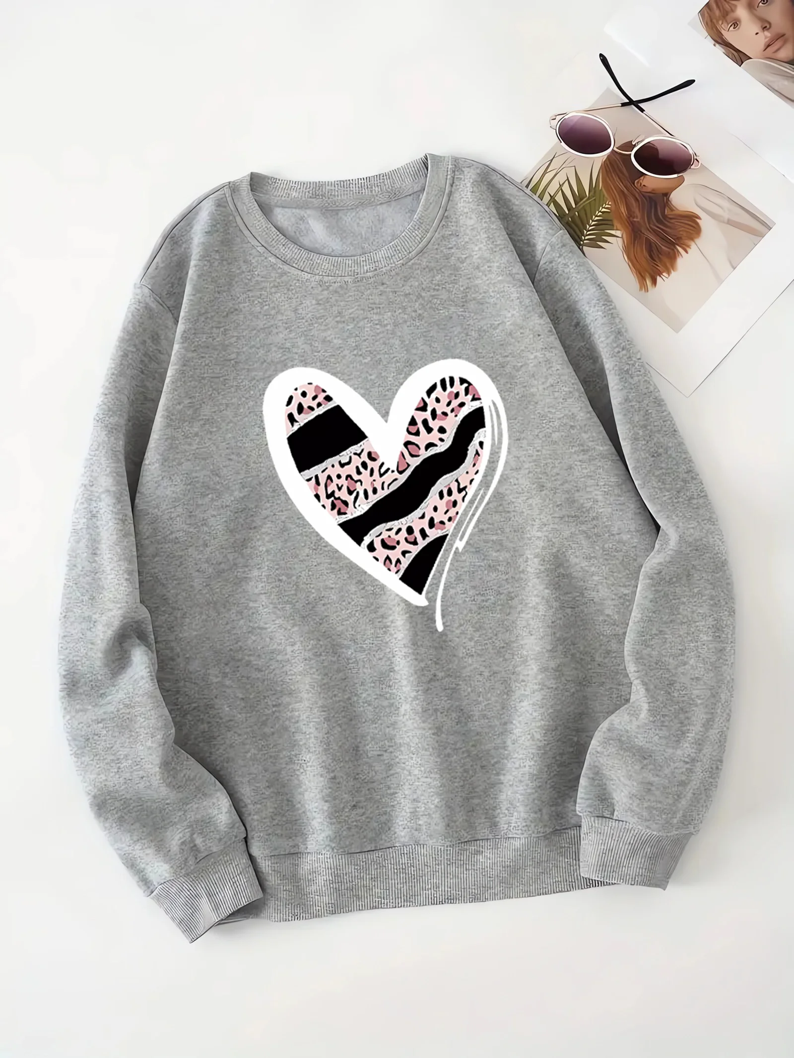 Fashionable and trendy, women's round neck printed hoodie, women's autumn and winter casual clothing, loose and comfortable
Fashionable and trendy, women's round neck printed hoodie, women's autumn and winter casual clothing, loose and comfortable