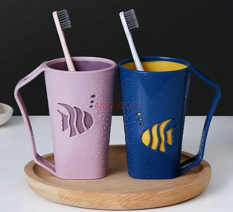 1pcs Creative two-color household mouthwash cup with handle plastic toothbrush cup for couples and students
1pcs Creative two-color household mouthwash cup with handle plastic toothbrush cup for couples and students