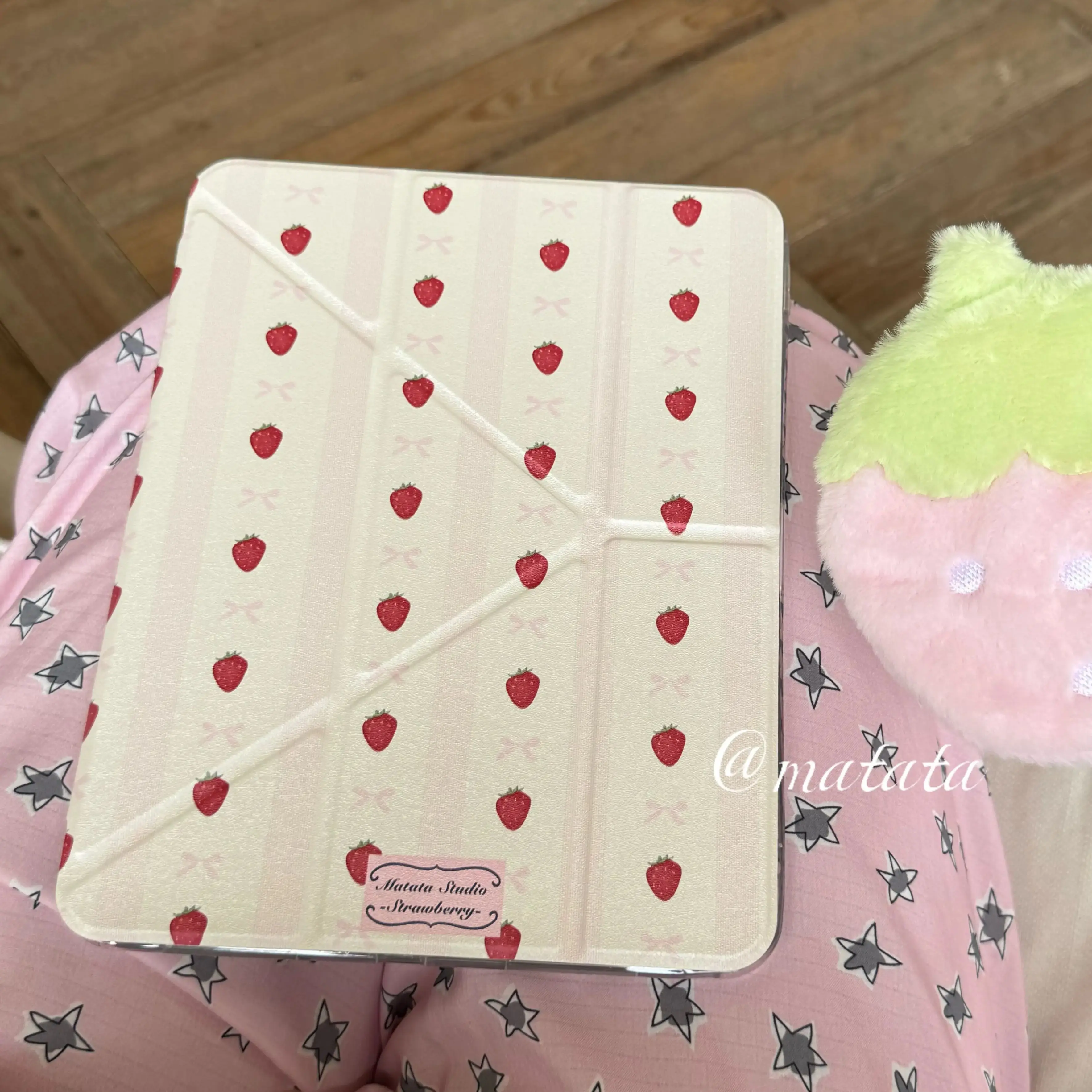 Sweet Red Strawberry Korean Ins For iPad Case iPad Air 5 6 7 & Pro 11-inch - Charming Y+3 Fold Anti-Bend Cover with Pencil Slot
Sweet Red Strawberry Korean Ins For iPad Case iPad Air 5 6 7 & Pro 11-inch - Charming Y+3 Fold Anti-Bend Cover with Pencil Slot