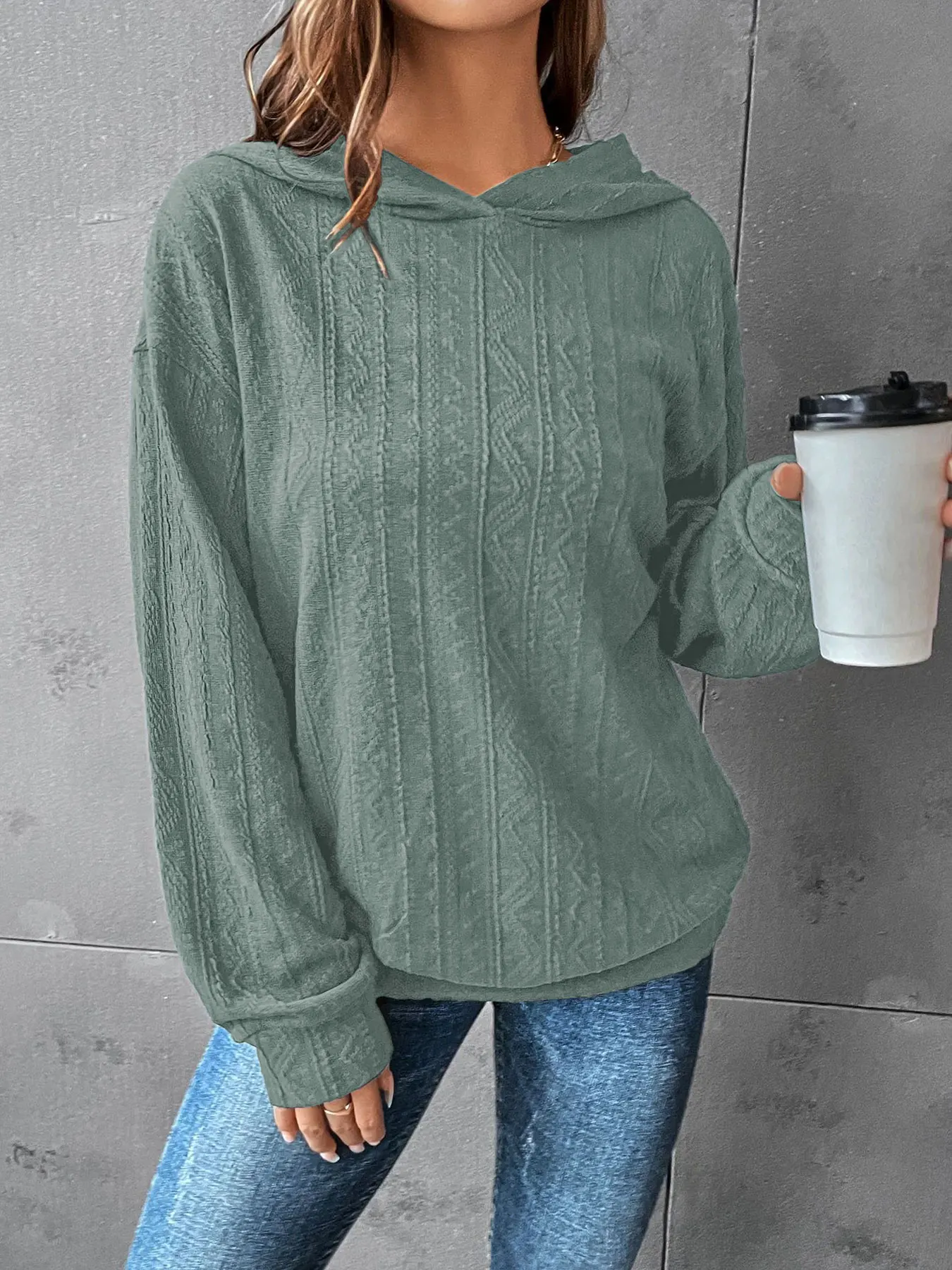 Bestseller, solid color drop-shoulder hoodie, suitable for daily wear in autumn and winter.
Bestseller, solid color drop-shoulder hoodie, suitable for daily wear in autumn and winter.