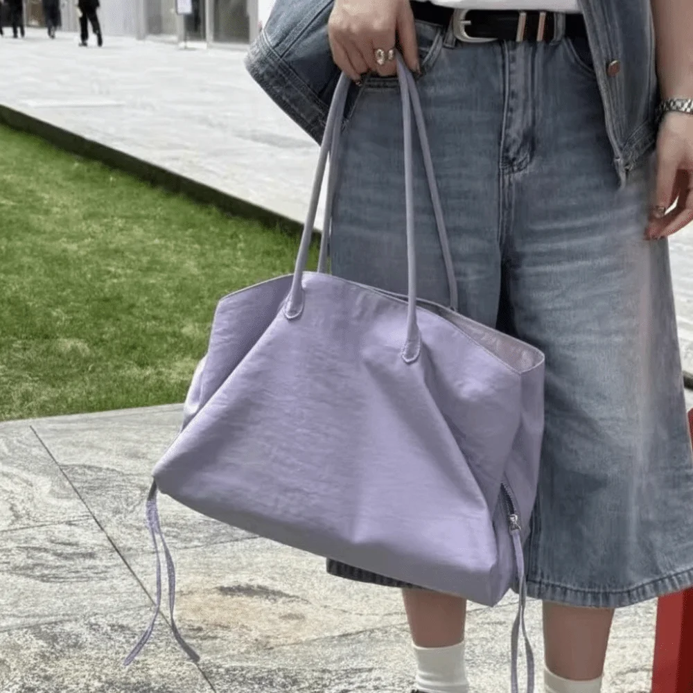 Spring Summer New Blocked Lightweight Travel Nylon Tote Bag with Multiple Compartments and Large Capacity Shoulder Bag
Spring Summer New Blocked Lightweight Travel Nylon Tote Bag with Multiple Compartments and Large Capacity Shoulder Bag