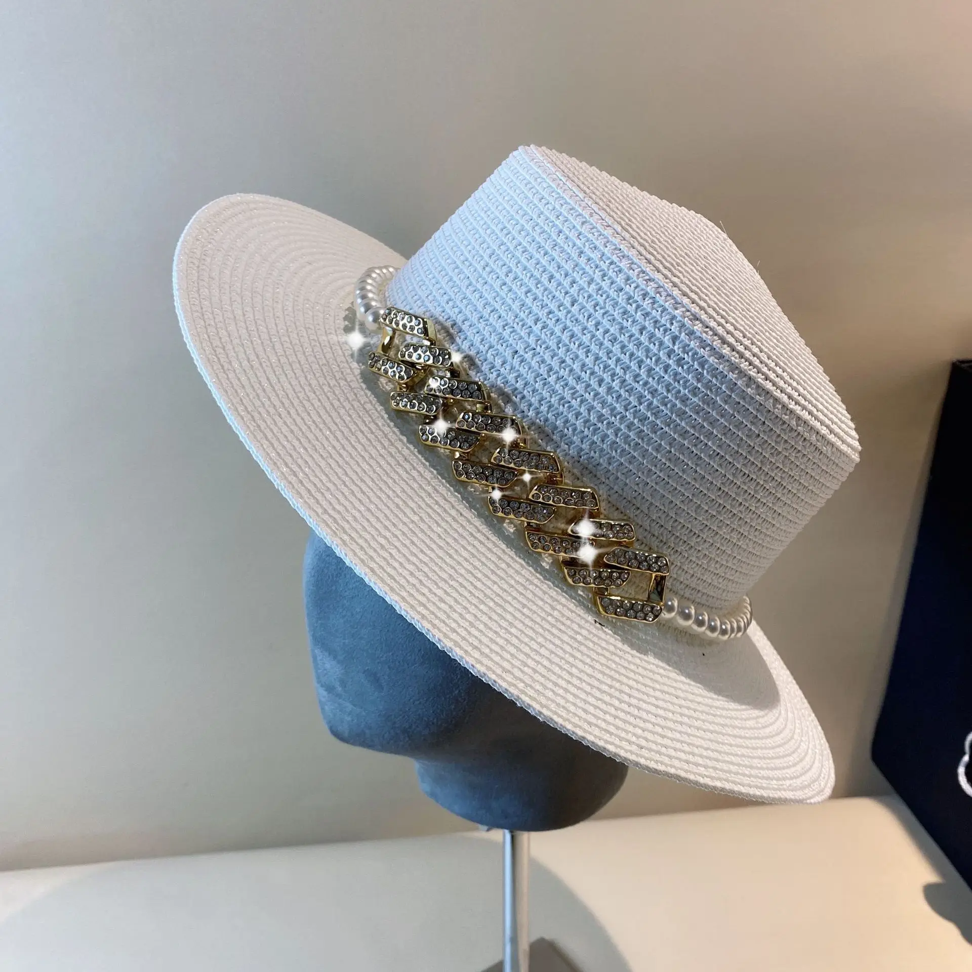 French retro Hepburn style pearl diamond chain buckle flat top hat spring and summer outing straw hat wide-brimmed sunscreen hat
French retro Hepburn style pearl diamond chain buckle flat top hat spring and summer outing straw hat wide-brimmed sunscreen hat