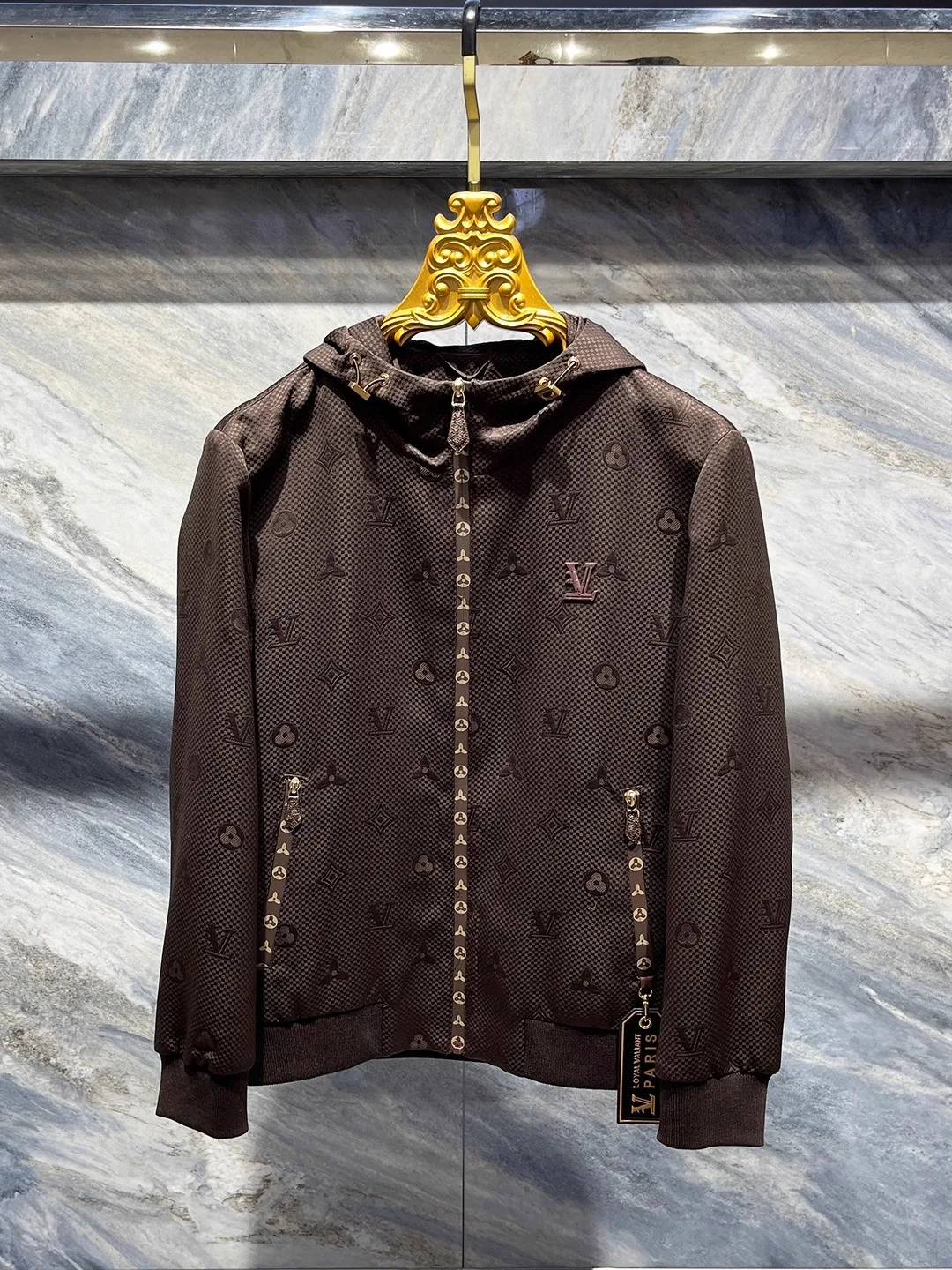 Удобная мужская куртка с капюшоном, осенняя новинка, роскошный модный универсальный европейский стиль, куртка из полиэстера, нейлона и композитного волокна
Удобная мужская куртка с капюшоном, осенняя новинка, роскошный модный универсальный европейский стиль, куртка из полиэстера, нейлона и композитного волокна