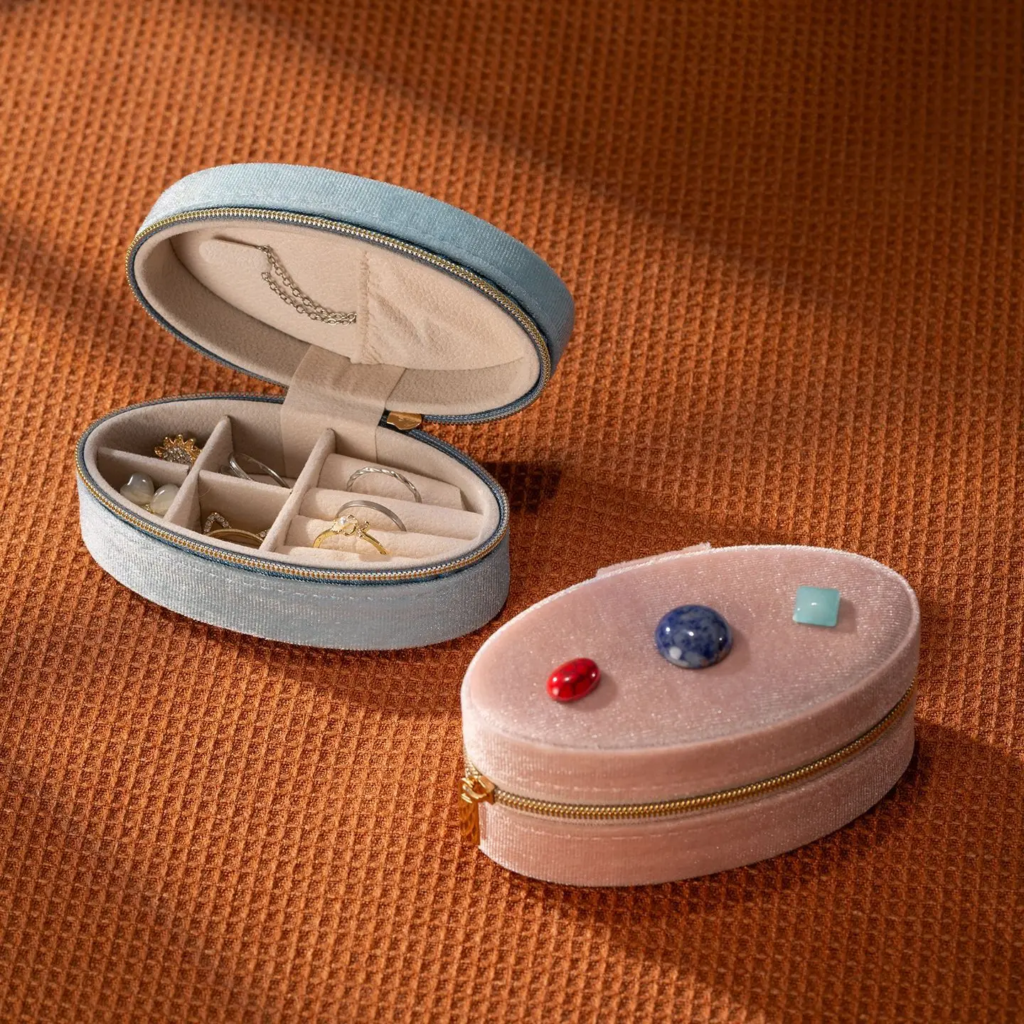 Легкая роскошная бархатная коробка для хранения на молнии с твидовым органайзером для колец и браслетов с драгоценными камнями и отделениями, подарок на бархатной подкладке
Легкая роскошная бархатная коробка для хранения на молнии с твидовым органайзером для колец и браслетов с драгоценными камнями и отделениями, подарок на бархатной подкладке