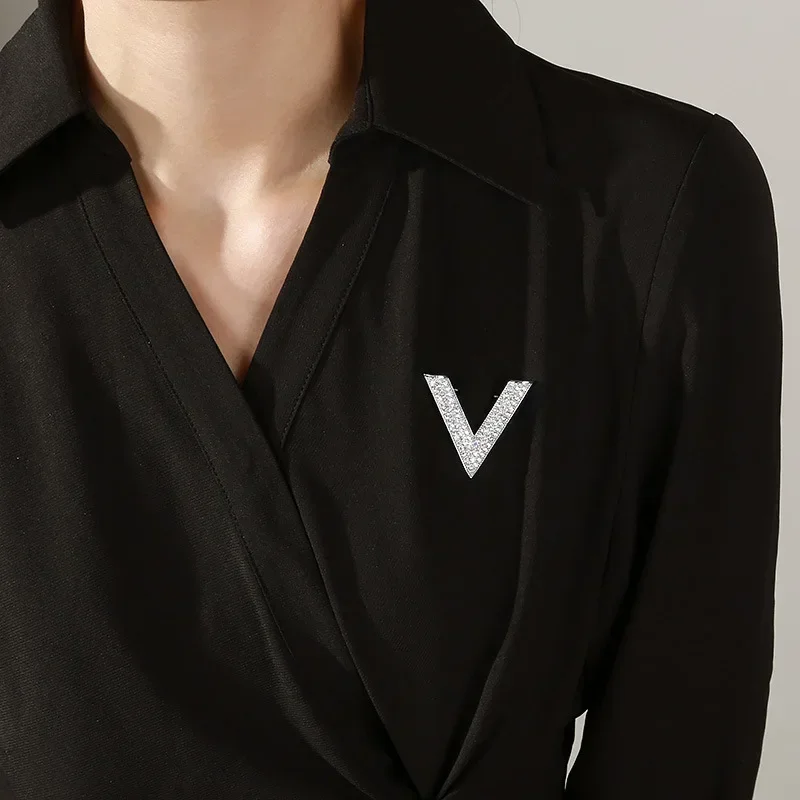 V-shaped Tie Buckle Tie Clip Simple Diamond Inlay Tie Decoration Zinc Alloy Spring and Autumn Shawl Buckle Fashionable Brooch
V-shaped Tie Buckle Tie Clip Simple Diamond Inlay Tie Decoration Zinc Alloy Spring and Autumn Shawl Buckle Fashionable Brooch