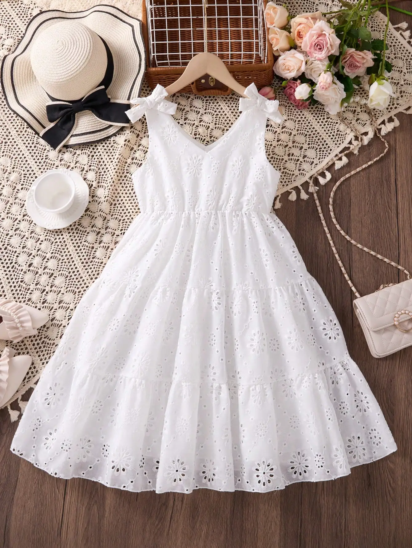 Белое многоярусное платье из кружева с вышивкой и бретелями-бантиками для девочек
Белое многоярусное платье из кружева с вышивкой и бретелями-бантиками для девочек