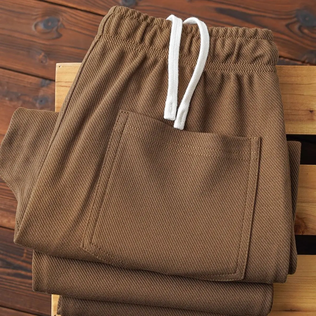 Коричневые брюки с высокой талией и широкими штанинами, на резинке и со шнурком, свободного кроя, повседневные, осенне-весенние, текстурированные, из микроэластичной ткани
Коричневые брюки с высокой талией и широкими штанинами, на резинке и со шнурком, свободного кроя, повседневные, осенне-весенние, текстурированные, из микроэластичной ткани