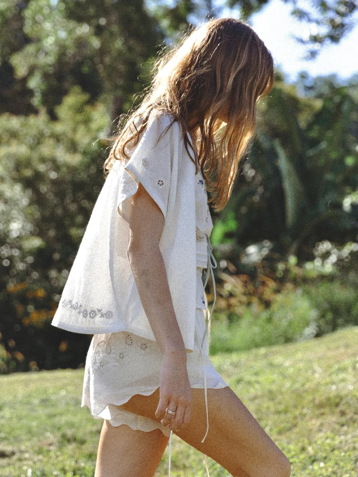 Women Heavy Embroidery V-Neck Short Sleeve Cardigan + Lace Patchwork Sleeveless Vest Top + Elastic Waist Shorts Casual Suits
Women Heavy Embroidery V-Neck Short Sleeve Cardigan + Lace Patchwork Sleeveless Vest Top + Elastic Waist Shorts Casual Suits
