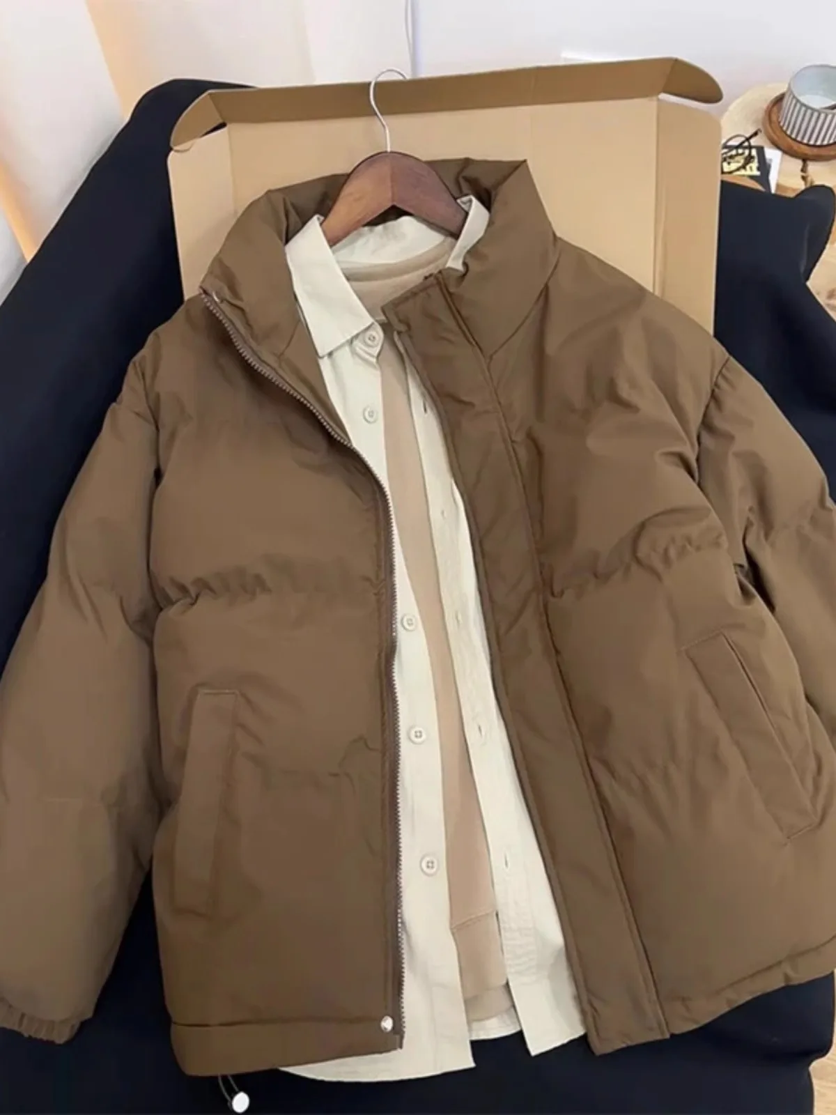 Thiened Warm Coffee Brown Cotton Jaet Men's Winter Coat American Retro Bread Sle Youth Faion Anti-Wind Regular Length
Thiened Warm Coffee Brown Cotton Jaet Men's Winter Coat American Retro Bread Sle Youth Faion Anti-Wind Regular Length