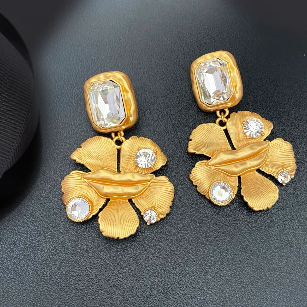 Новые ювелирные изделия и аксессуары, серьги-клипсы в форме цветка в стиле ретро с инкрустацией цирконом для женских вечеринок и подарков
Новые ювелирные изделия и аксессуары, серьги-клипсы в форме цветка в стиле ретро с инкрустацией цирконом для женских вечеринок и подарков