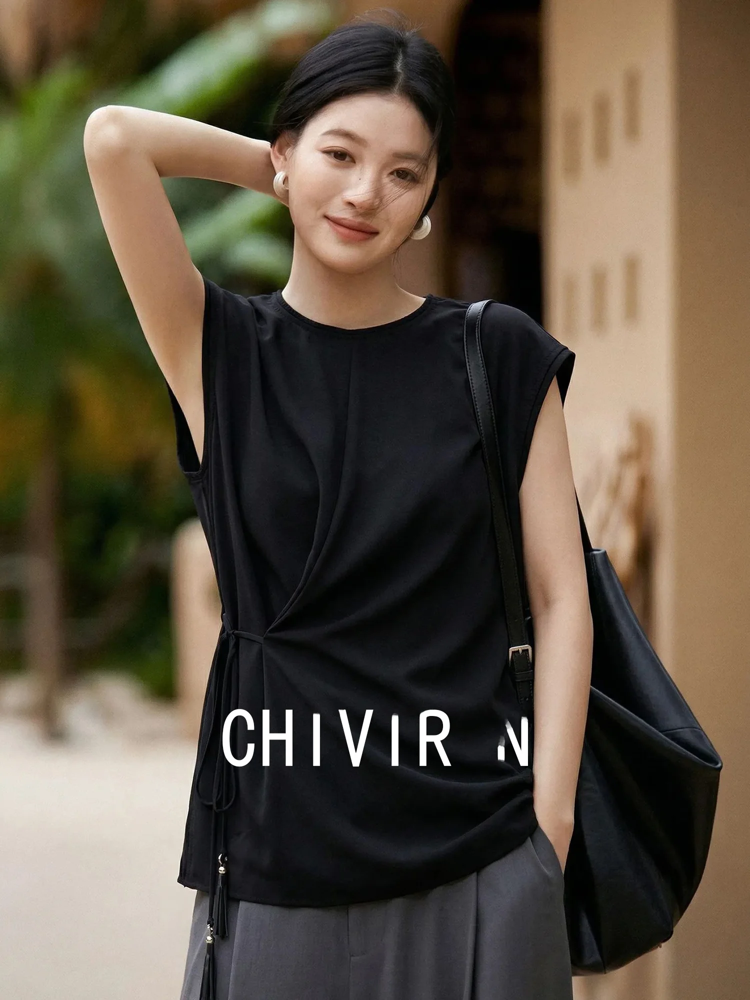 Elegant Simple Asymmetric Short Sleeve Silk T-Shirt Women's Pure Black Design Summer Top Chivirin Ladies Fashion Brand
Elegant Simple Asymmetric Short Sleeve Silk T-Shirt Women's Pure Black Design Summer Top Chivirin Ladies Fashion Brand