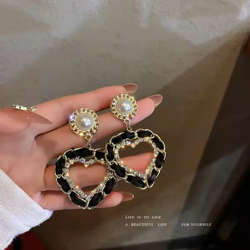 Luxury quality jewelry black love earrings heart Dangle Earrings 2025 new heart ear ring female women accessories 
Luxury quality jewelry black love earrings heart Dangle Earrings 2025 new heart ear ring female women accessories