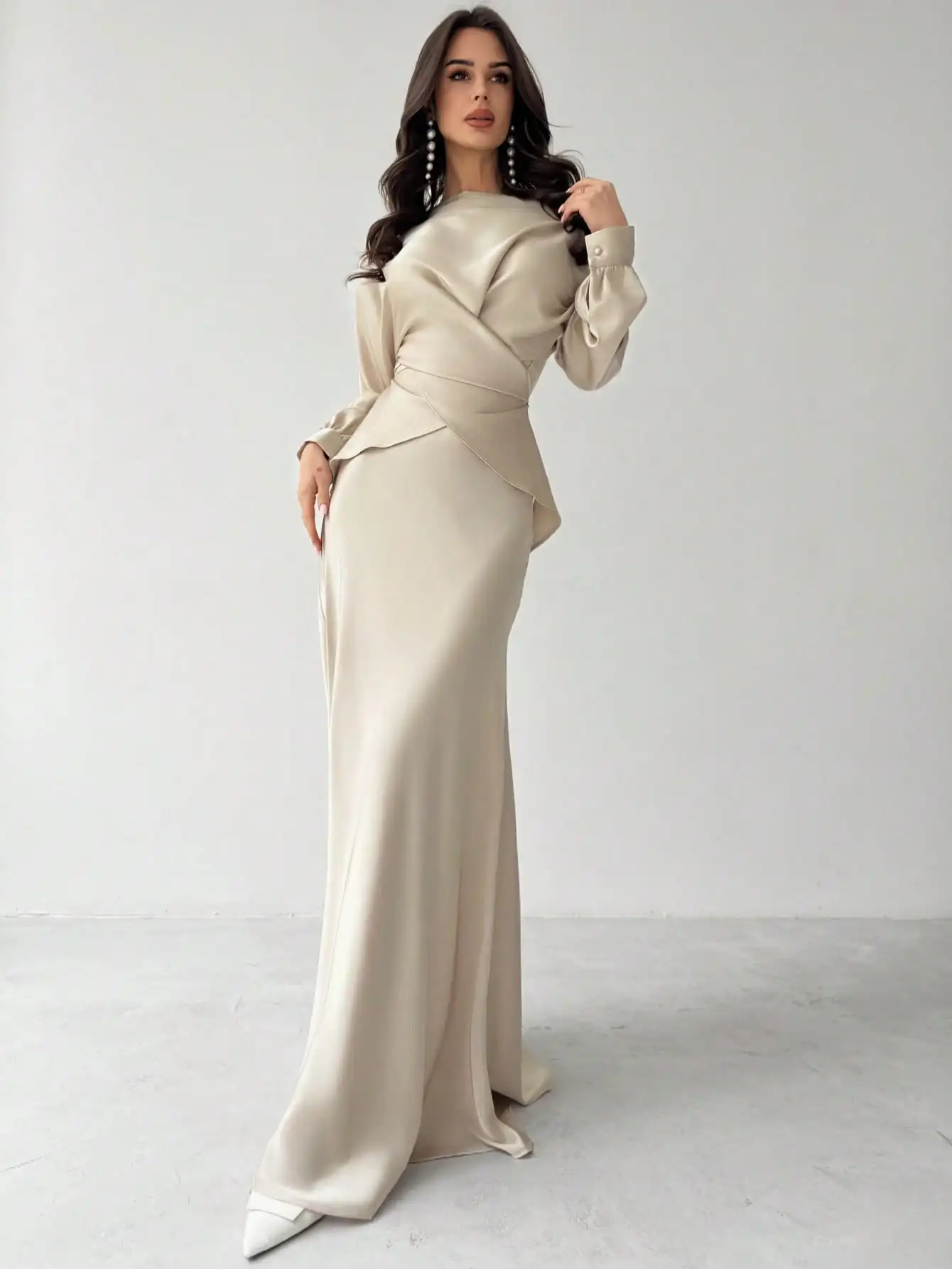 Элегантное женское атласное платье абрикосового цвета с асимметричным подолом для торжественных вечеров
Элегантное женское атласное платье абрикосового цвета с асимметричным подолом для торжественных вечеров