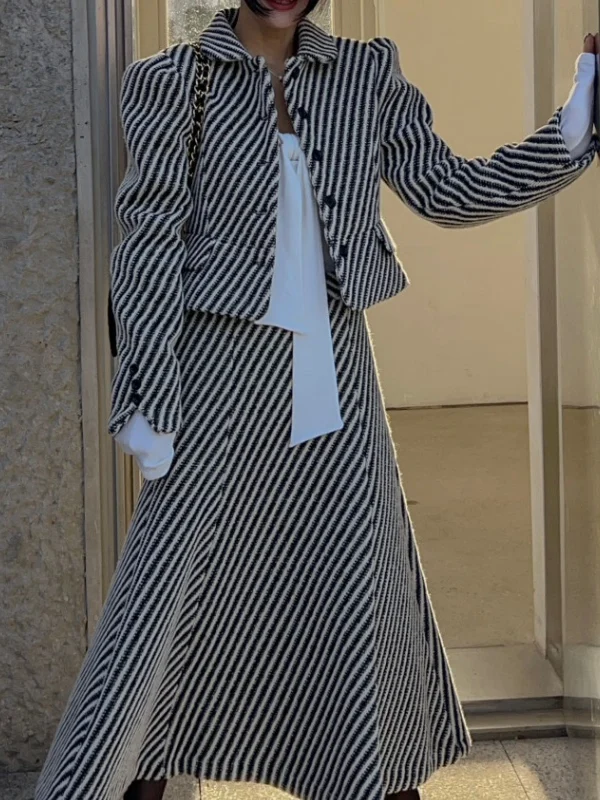 Модный шерстяной костюм для женщин, шикарное клетчатое пальто и юбка, комплект из двух предметов, зимняя одежда, размер для взрослых
Модный шерстяной костюм для женщин, шикарное клетчатое пальто и юбка, комплект из двух предметов, зимняя одежда, размер для взрослых