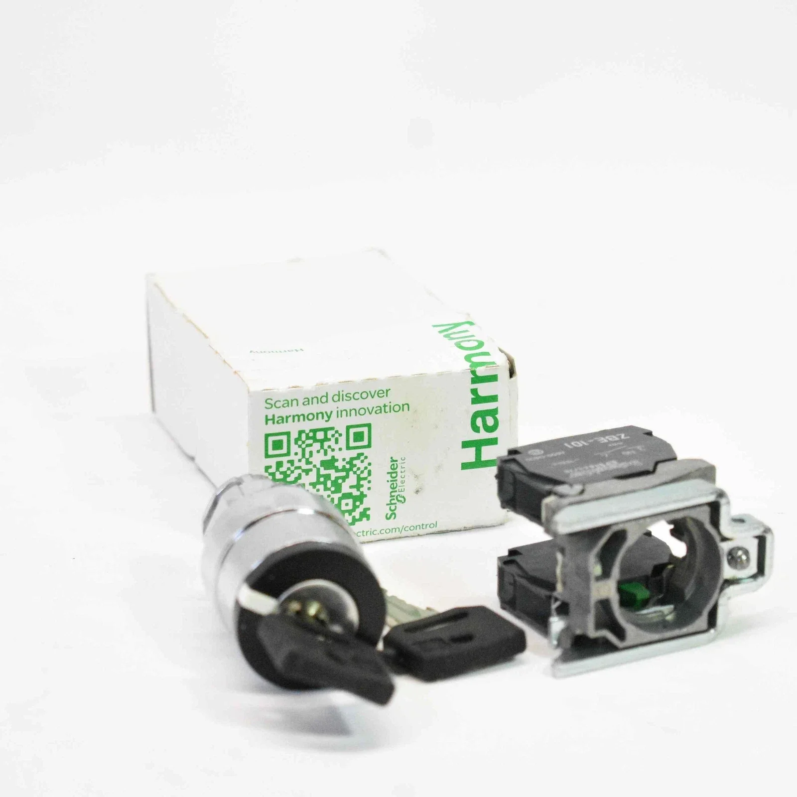 XB4BG03 = ZB4BZ103 + ZB4BG0 Key switch selector, metal, black, Ø22, key n°455, 3 positions, stay put, 2 NO
XB4BG03 = ZB4BZ103 + ZB4BG0 Key switch selector, metal, black, Ø22, key n°455, 3 positions, stay put, 2 NO