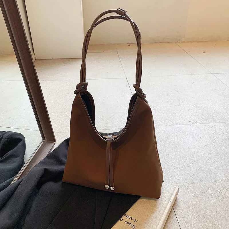 2025 Versatile Commuter Underarm Bag New Retro Frosted Shoulder Fashion Portable Large Capacity Bucket Bag
2025 Versatile Commuter Underarm Bag New Retro Frosted Shoulder Fashion Portable Large Capacity Bucket Bag