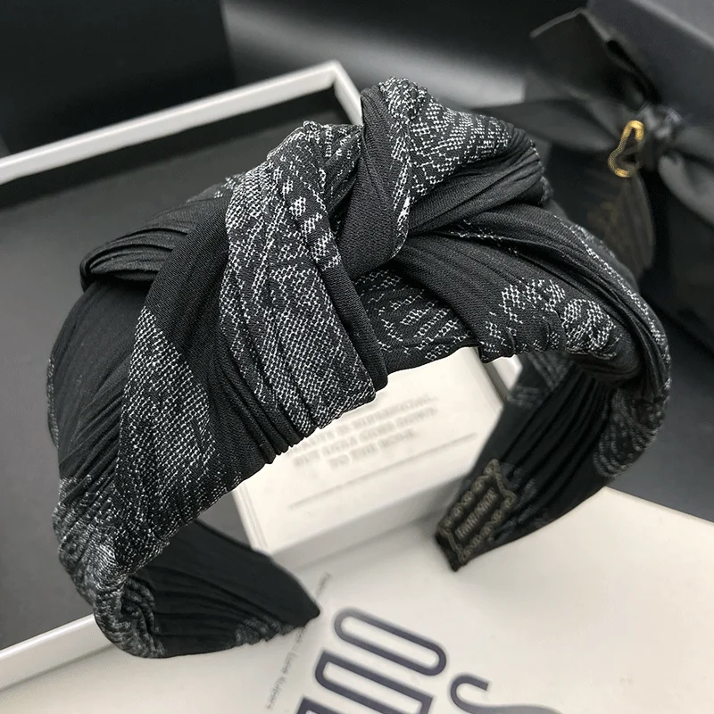 Retro fabric hair clip, women's high skull top fashion headpiece, wide edge pressed hair, face wash headband
Retro fabric hair clip, women's high skull top fashion headpiece, wide edge pressed hair, face wash headband