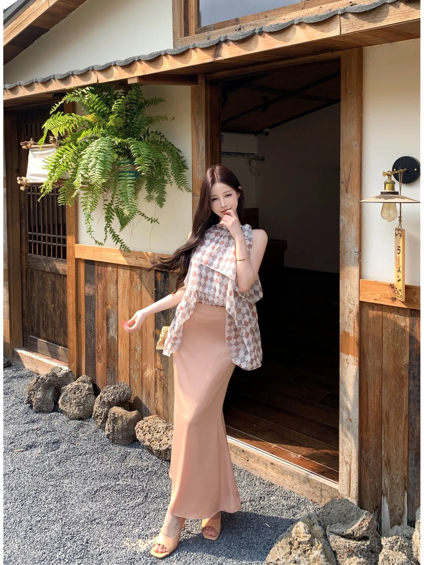 Ladies High Waist Long Satin Fish Tail Skirt And Sleeveless Hanging Neck Top Ensemble Luxury Style Summer Collection
Ladies High Waist Long Satin Fish Tail Skirt And Sleeveless Hanging Neck Top Ensemble Luxury Style Summer Collection