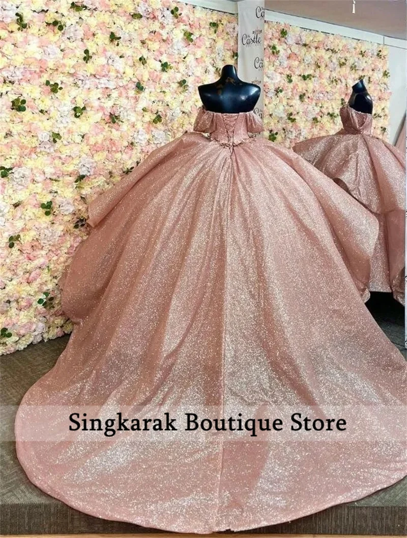 Платье Quinceanera из розового золота 2025 года, бальное платье с открытыми плечами, цветочной аппликацией, расшитое бисером, милая праздничная одежда 15, по индивидуальному заказу
Платье Quinceanera из розового золота 2025 года, бальное платье с открытыми плечами, цветочной аппликацией, расшитое бисером, милая праздничная одежда 15, по индивидуальному заказу