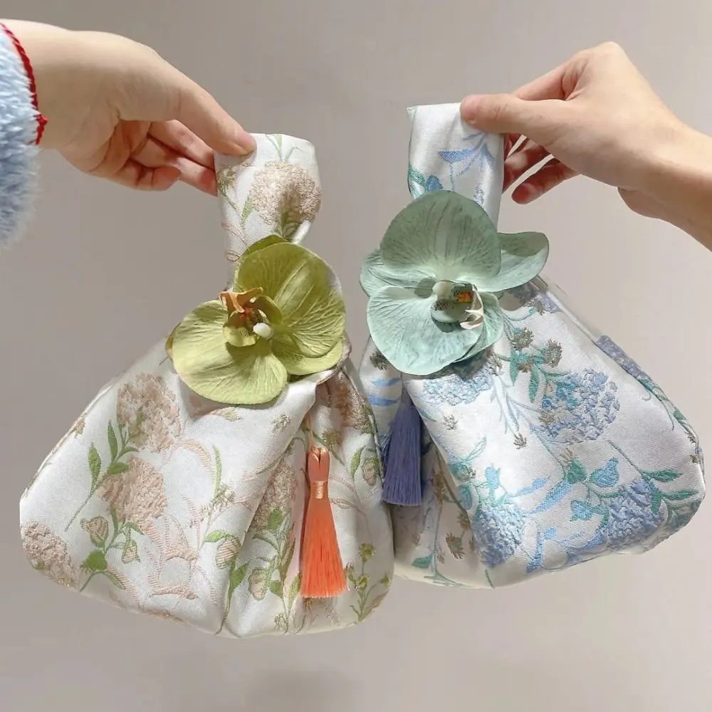 Flower Pendant Lunch Bag Cosmetic Bag Tassel Knot Wrist Bag Cheongsam Accessories Small Item Pouch New Chinese Style Handbag
Flower Pendant Lunch Bag Cosmetic Bag Tassel Knot Wrist Bag Cheongsam Accessories Small Item Pouch New Chinese Style Handbag