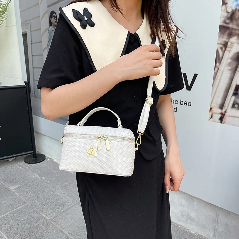 Luxury Leather Tote Messenger Purse Shopper Bag with Solid Color and Large Capacity for Women
Luxury Leather Tote Messenger Purse Shopper Bag with Solid Color and Large Capacity for Women