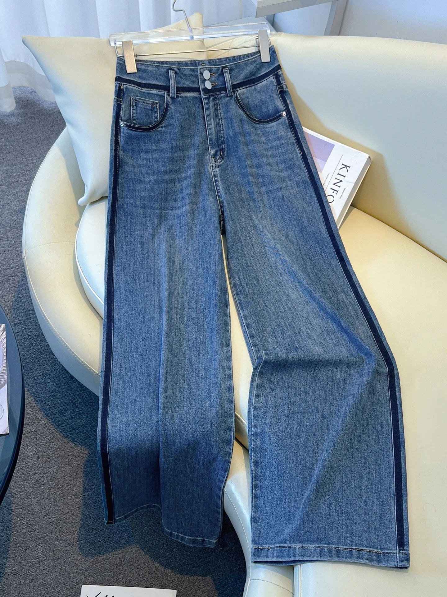 Женские джинсы Slim Fit с широкими штанинами, весенне-летние, тонкие, с высокой талией, прямого кроя, в стиле ретро, популярные, повседневные, из смесового хлопка
Женские джинсы Slim Fit с широкими штанинами, весенне-летние, тонкие, с высокой талией, прямого кроя, в стиле ретро, популярные, повседневные, из смесового хлопка