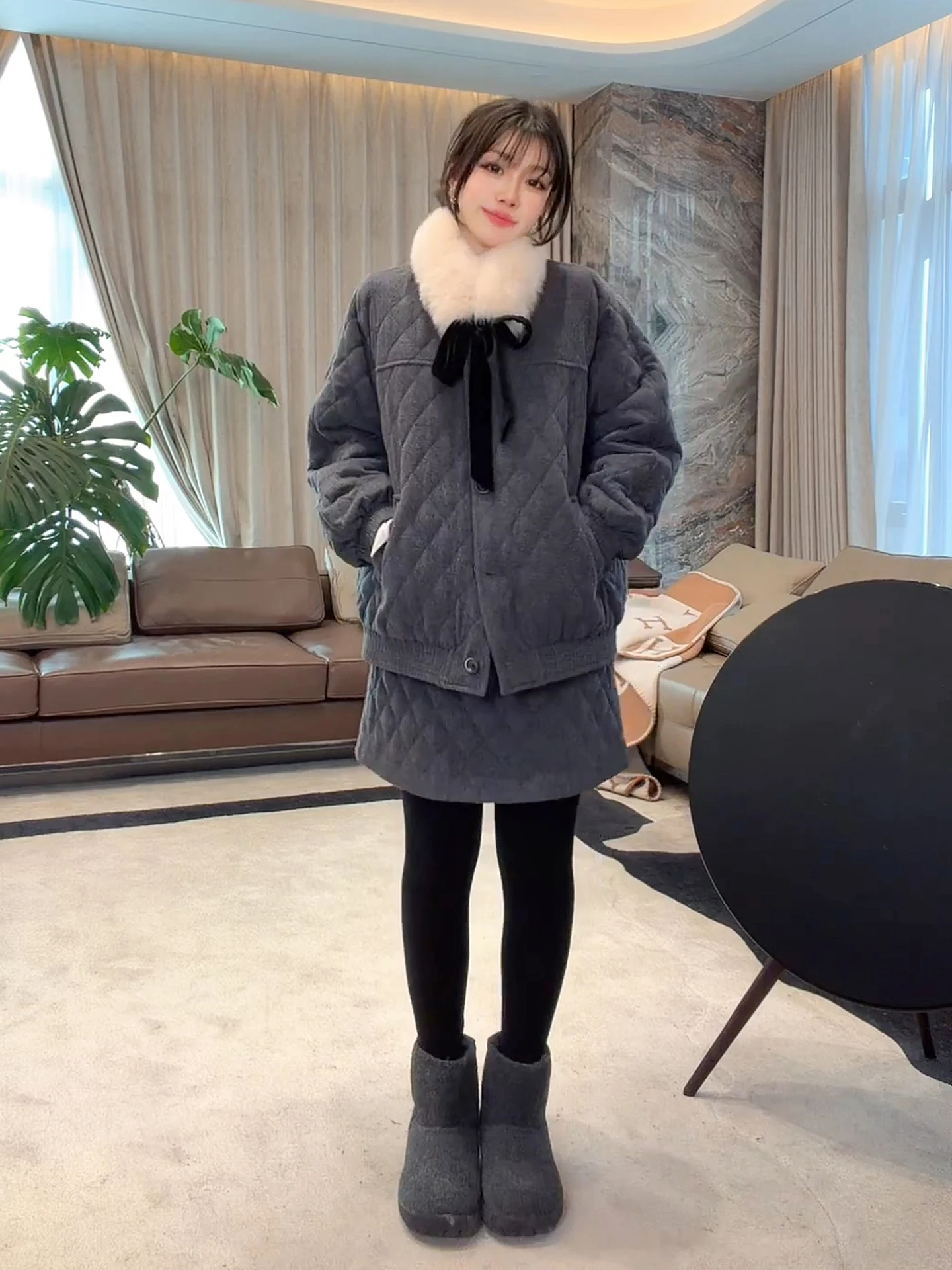 Комплект из юбки и пуховика Mei Yang's Personal Collection: сибирский мягкий сапфировый пух, 95% белый гусиный пух, стеганый ромбами пуховик-жакет
Комплект из юбки и пуховика Mei Yang's Personal Collection: сибирский мягкий сапфировый пух, 95% белый гусиный пух, стеганый ромбами пуховик-жакет