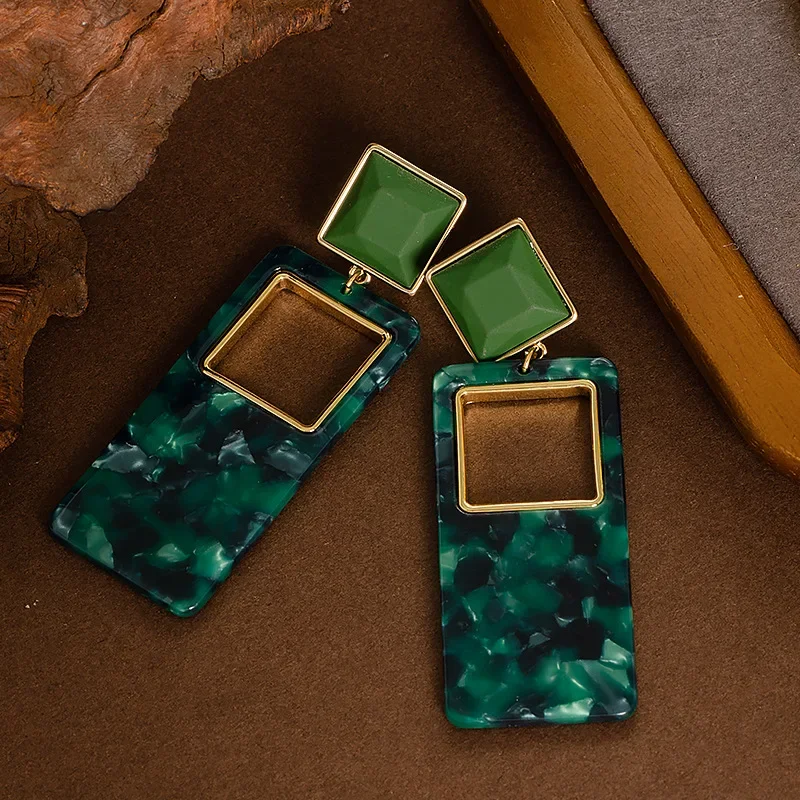 Exaggerated fashion rectangle hollow geometric women's atmosphere simple high-end earrings
Exaggerated fashion rectangle hollow geometric women's atmosphere simple high-end earrings
