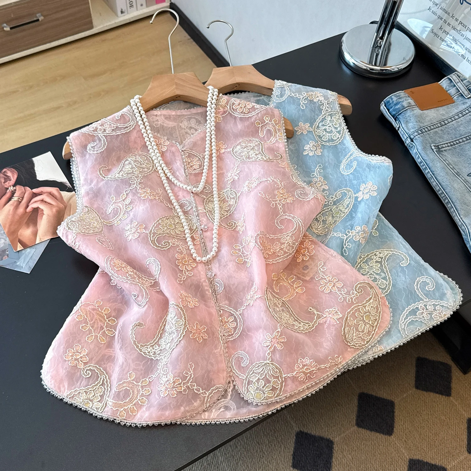 New Chinese Style Women's Embroidered Vest Lightweight European Organza Outerwear Heavy Embroidery Design Summer Fashion
New Chinese Style Women's Embroidered Vest Lightweight European Organza Outerwear Heavy Embroidery Design Summer Fashion