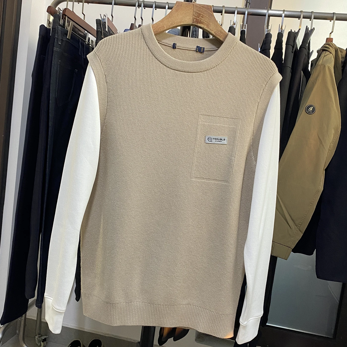 Модный вязаный свитер с круглым вырезом для мужчин, осенний повседневный свитер с длинными рукавами, дышащий, из смеси полиэстера, нейлона и хлопка.
Модный вязаный свитер с круглым вырезом для мужчин, осенний повседневный свитер с длинными рукавами, дышащий, из смеси полиэстера, нейлона и хлопка.