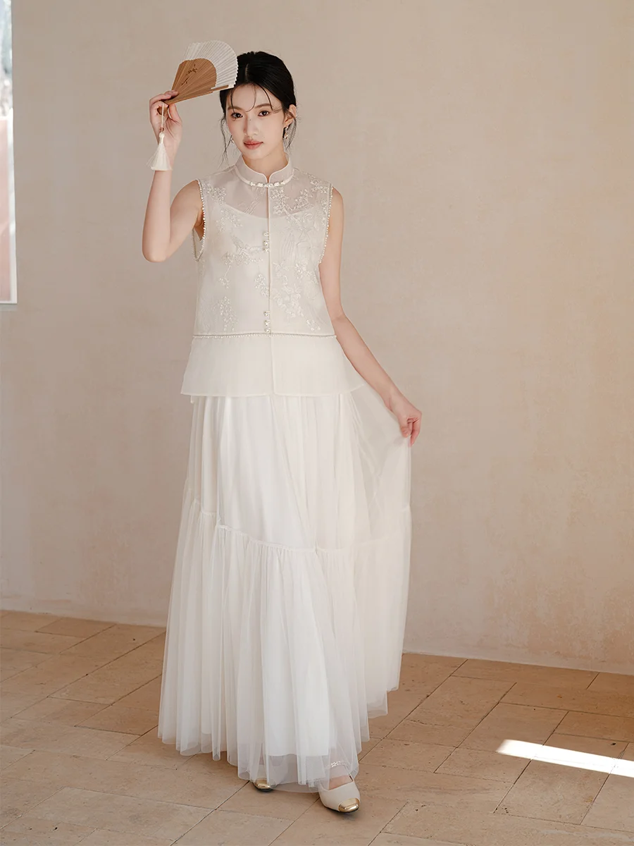 Ele Embroidered White Silk Women's Jaet Chinese Sle Stand Collar Svel Top for Spring Season Faion Trend
Ele Embroidered White Silk Women's Jaet Chinese Sle Stand Collar Svel Top for Spring Season Faion Trend