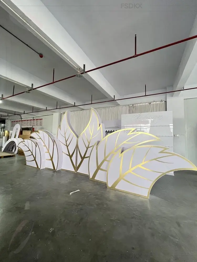 Leaf Shape Stage Prop Background Set Golden Acrylic Wedding Stage Backdrop
Leaf Shape Stage Prop Background Set Golden Acrylic Wedding Stage Backdrop