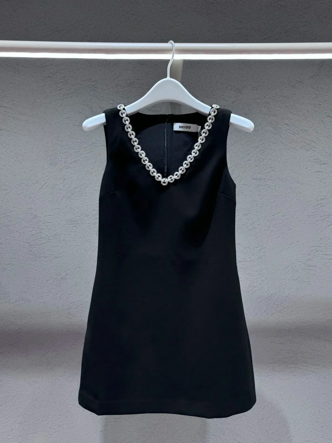 Elegant Water Diamond V-neck Sleeveless Dress Little Black Dress Heidd SP2025 Autumn Winter High Waist Polyester Fiber
Elegant Water Diamond V-neck Sleeveless Dress Little Black Dress Heidd SP2025 Autumn Winter High Waist Polyester Fiber