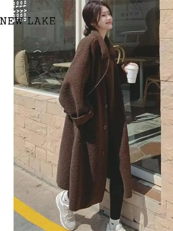 Женская куртка очень большого размера из искусственного меха ягненка, осенне-зимнее свободное бархатное пальто средней длины, корейское пальто
Женская куртка очень большого размера из искусственного меха ягненка, осенне-зимнее свободное бархатное пальто средней длины, корейское пальто