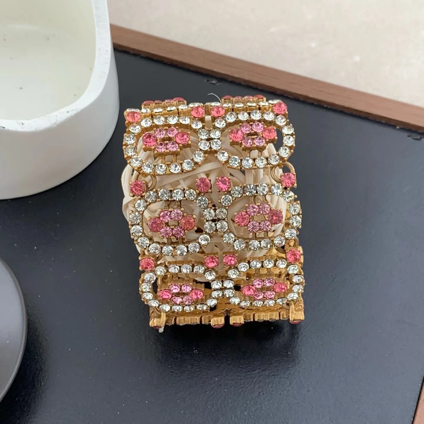 Temperament Retro hollow pink white zircon earrings Bracelet for women's Girl party gift Jewelry accessories
Temperament Retro hollow pink white zircon earrings Bracelet for women's Girl party gift Jewelry accessories