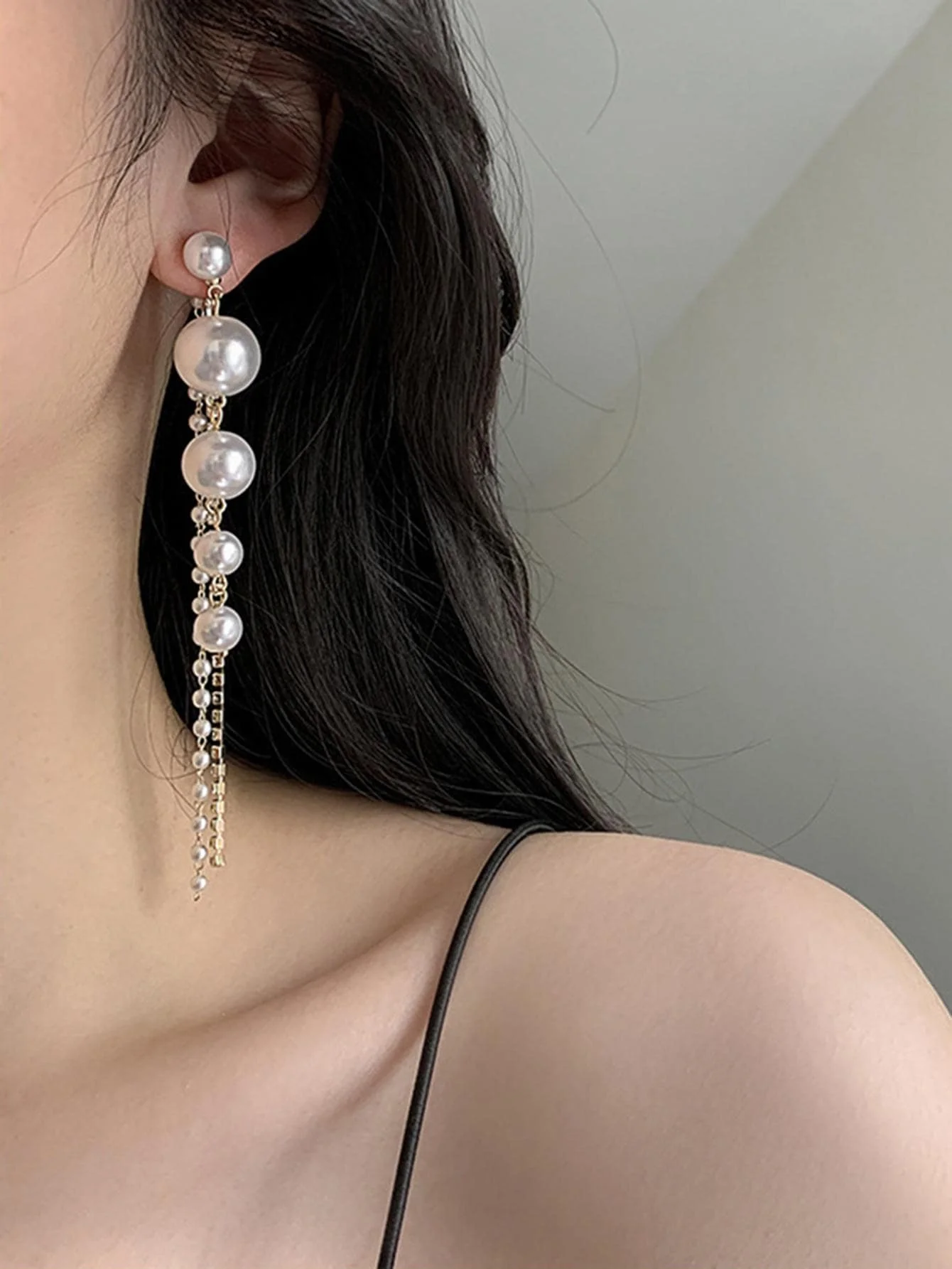 Elegant Pearl Drop Earrings with Gold Chain Tassels, Long Dangle Design for Women, Perfect for Parties & Daily Wear
Elegant Pearl Drop Earrings with Gold Chain Tassels, Long Dangle Design for Women, Perfect for Parties & Daily Wear