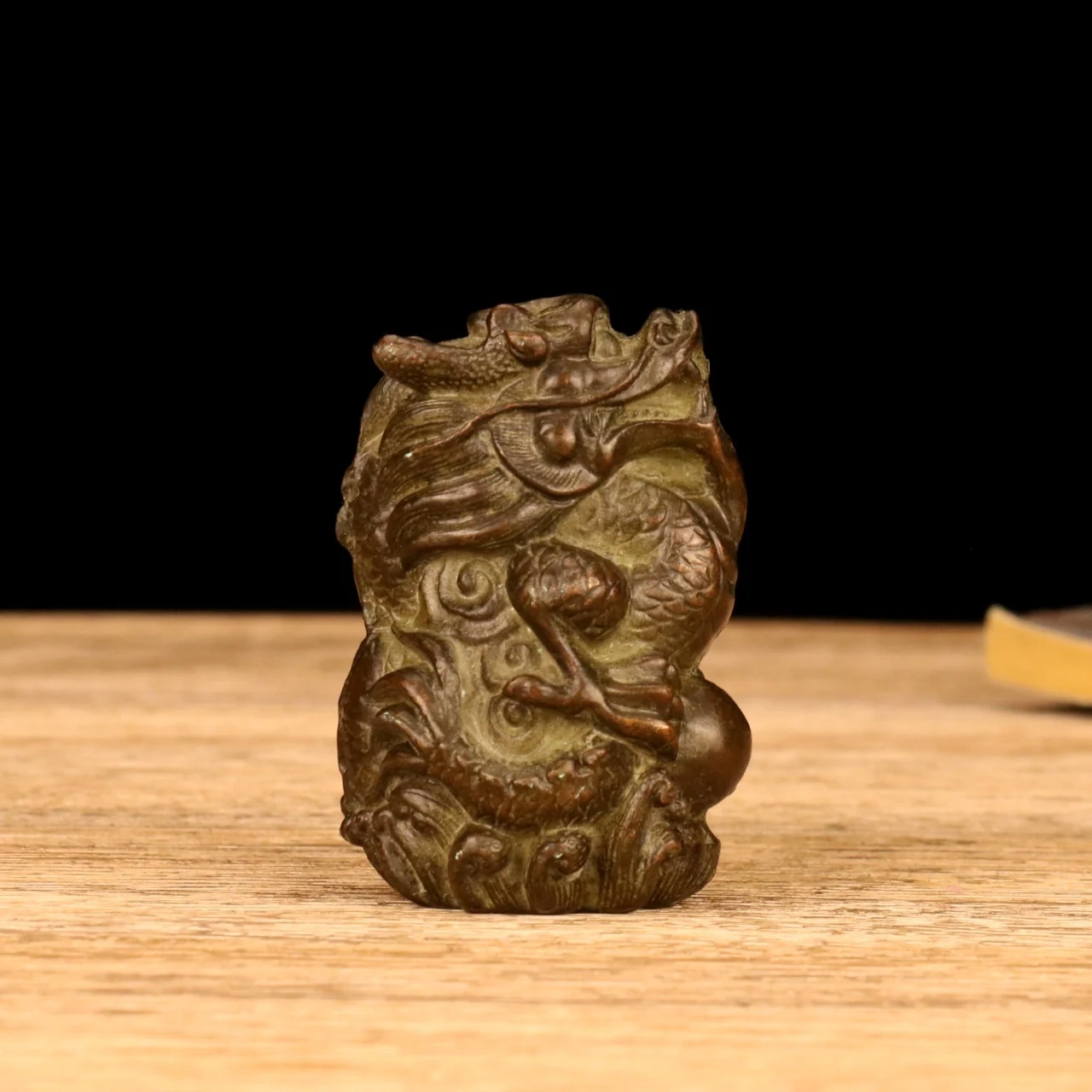 Bronze dragon ornament, household desktop ornament table tea pet, weighing about 440g, length 5cm, width 3.8cm height 6.8cm.
Bronze dragon ornament, household desktop ornament table tea pet, weighing about 440g, length 5cm, width 3.8cm height 6.8cm.