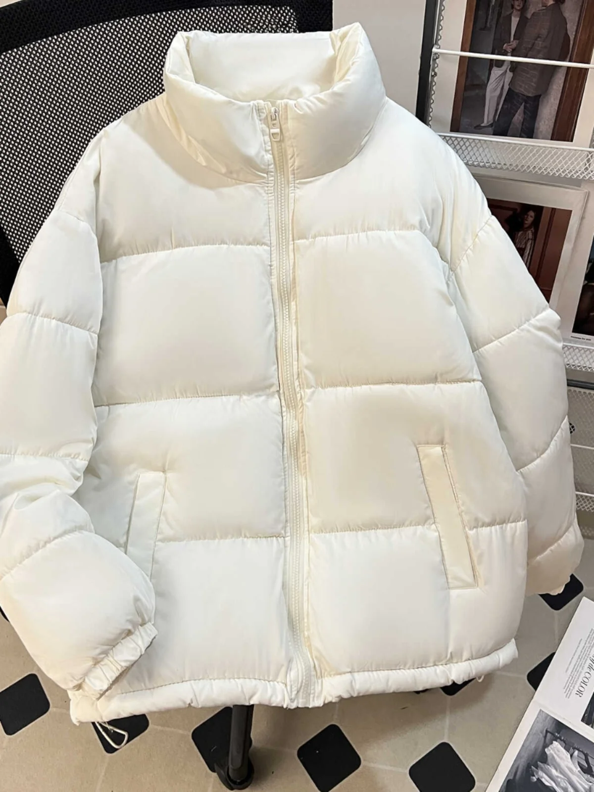 Warm Stand Collar Cotton Jaet for Men Winter Outerwear Loose Fit Faionable Brand Thiened Zipper Closure Urban Sle
Warm Stand Collar Cotton Jaet for Men Winter Outerwear Loose Fit Faionable Brand Thiened Zipper Closure Urban Sle