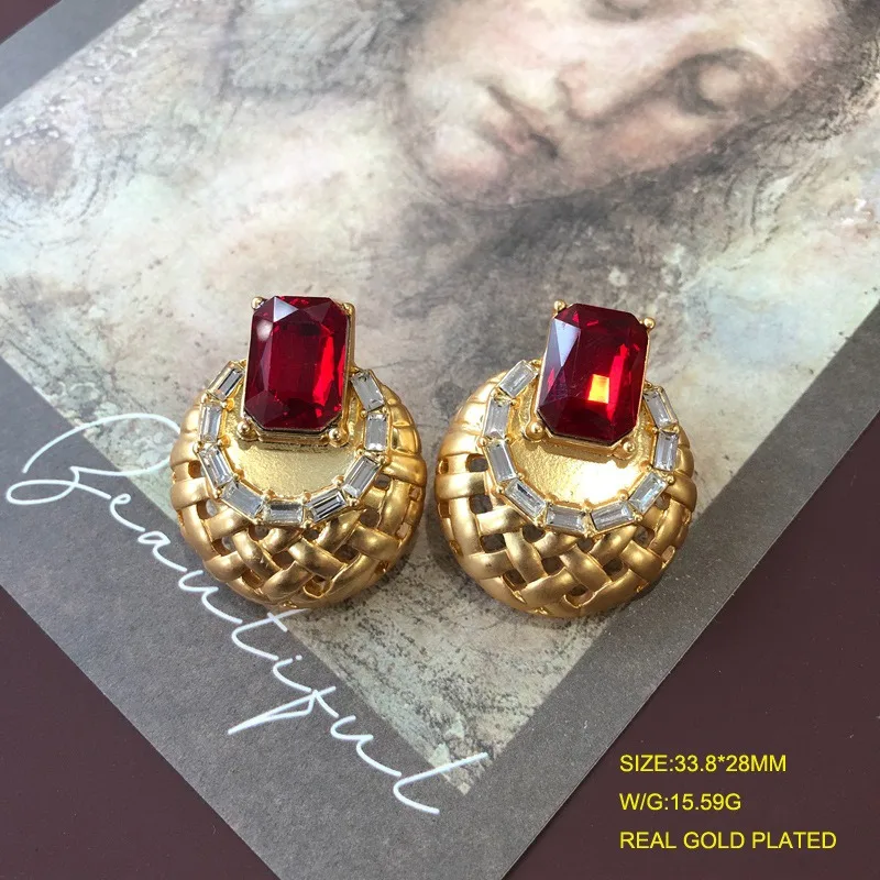Electroplated Real Gold Flowing Gold French Medieval Color Faceted Gemstone Effect Engraving Pattern Silver Needle Stud Earrings
Electroplated Real Gold Flowing Gold French Medieval Color Faceted Gemstone Effect Engraving Pattern Silver Needle Stud Earrings