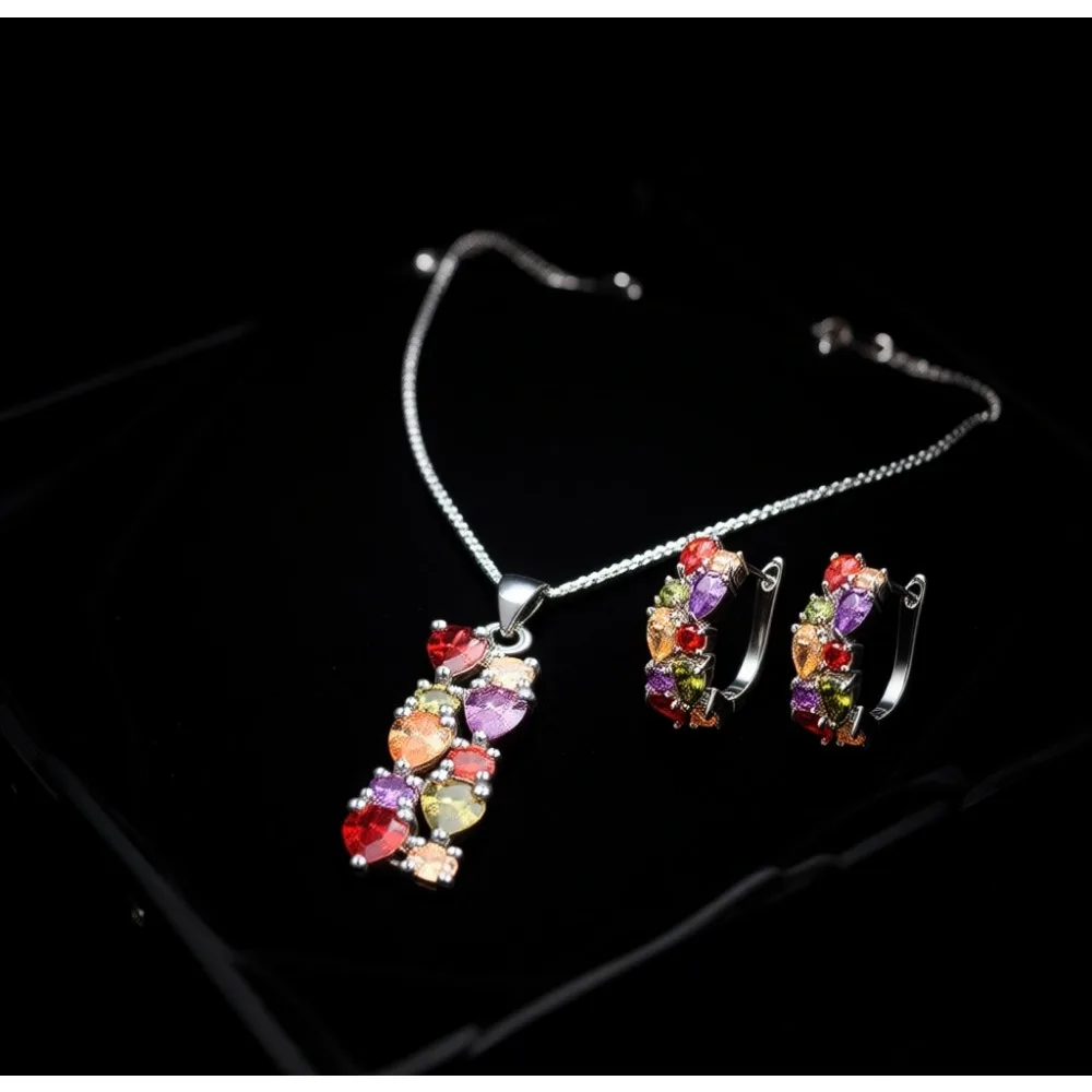 Серьги-кольца с драгоценными камнями и комплект украшений с подвеской в тон
Серьги-кольца с драгоценными камнями и комплект украшений с подвеской в тон