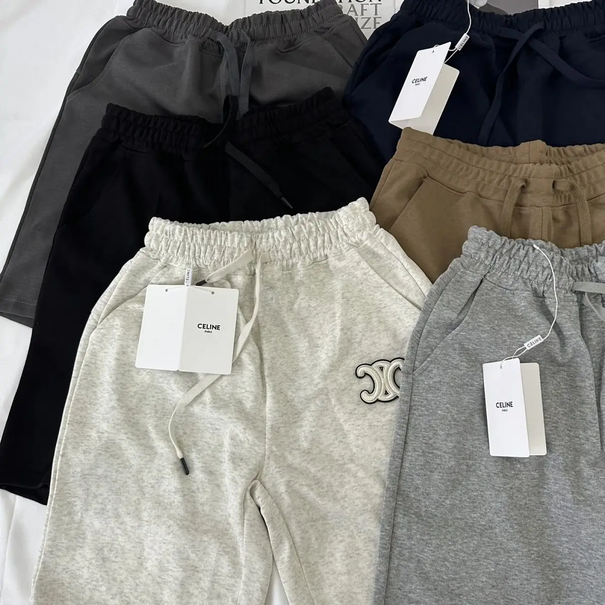 New summer embroidered letters new five-point pants casual loose shorts men's and women's sports shorts outer pants
New summer embroidered letters new five-point pants casual loose shorts men's and women's sports shorts outer pants