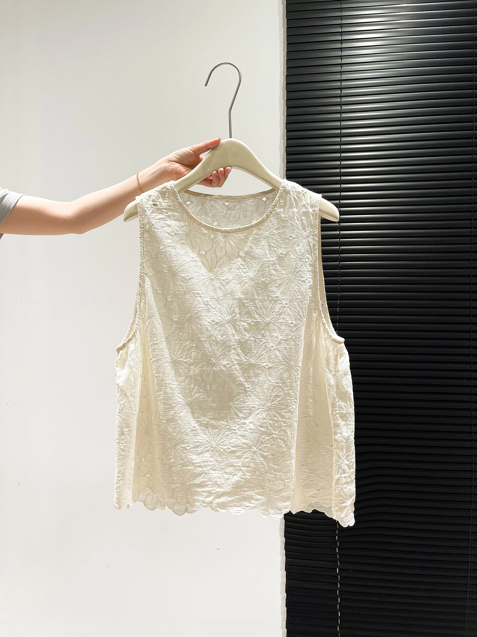 Fashionable Lace Hollow out Sleeveless Vest Women's Loose Slimming Summer Top Elegant Beautiful Trendy Shirt French Style
Fashionable Lace Hollow out Sleeveless Vest Women's Loose Slimming Summer Top Elegant Beautiful Trendy Shirt French Style