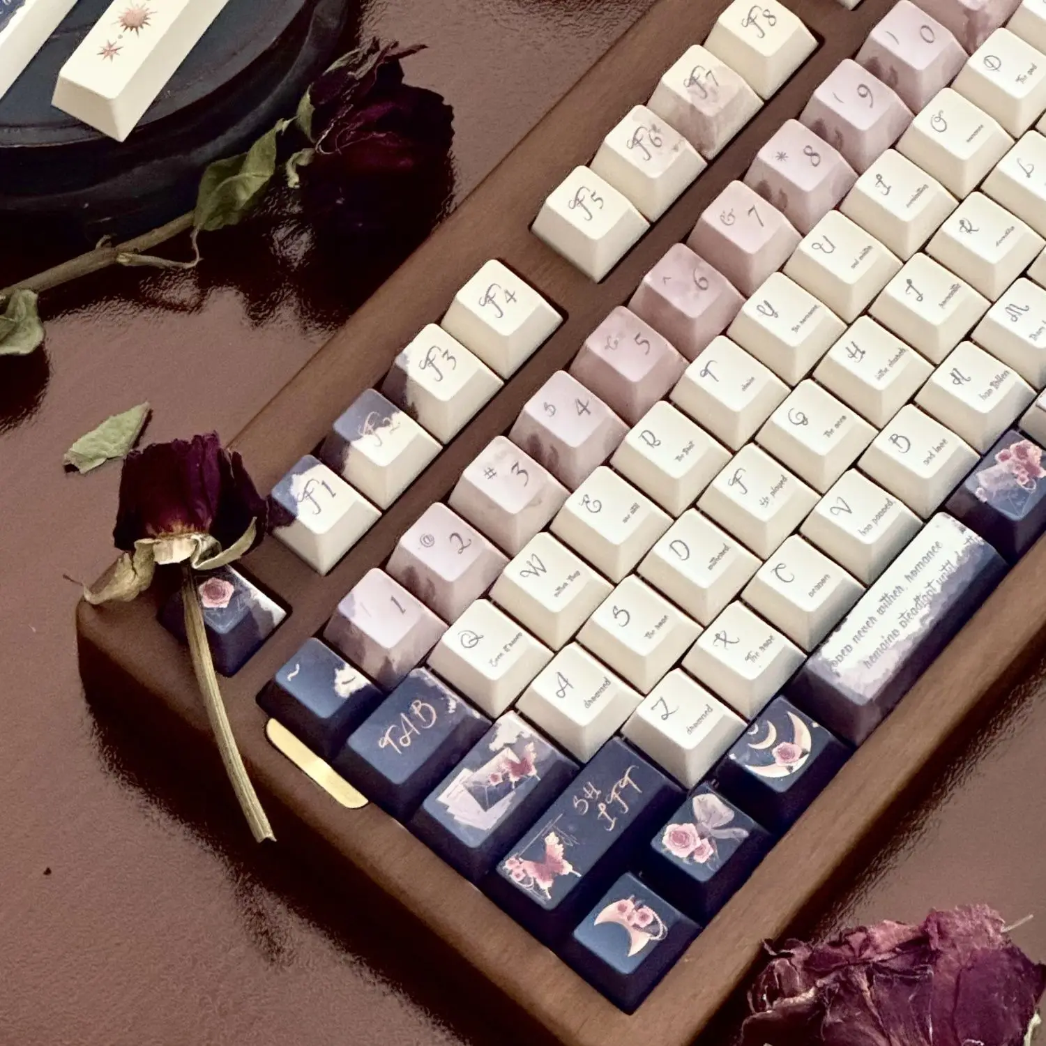 Колпачок для клавиш Rose, оригинальная высота, PBT, горячая сублимация, высокая цена, индивидуальный креативный элегантный колпачок для клавиш с розой
Колпачок для клавиш Rose, оригинальная высота, PBT, горячая сублимация, высокая цена, индивидуальный креативный элегантный колпачок для клавиш с розой