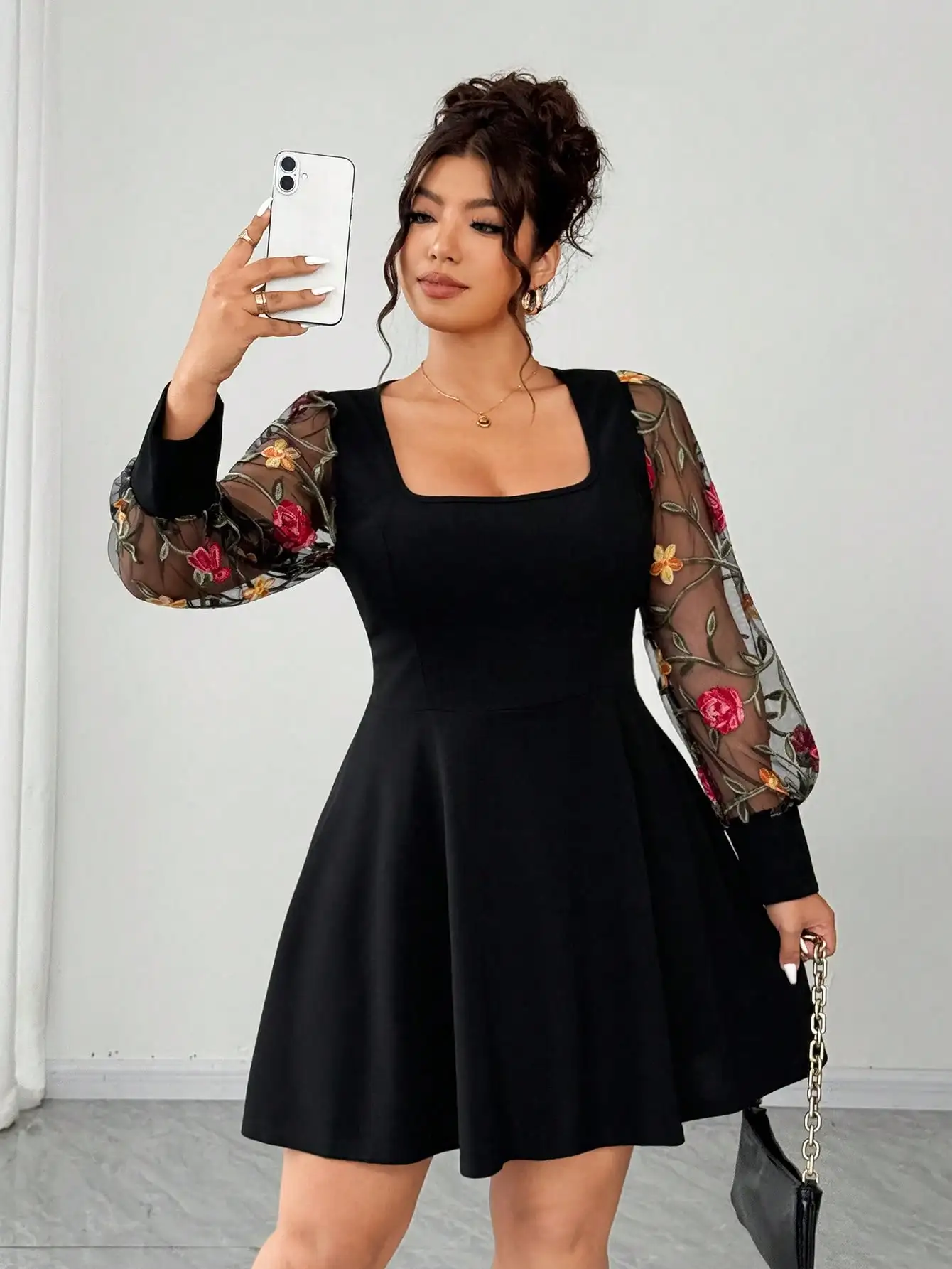 Черное платье с квадратным вырезом и расклешенным подолом, с рукавами из сетки с цветочной вышивкой
Черное платье с квадратным вырезом и расклешенным подолом, с рукавами из сетки с цветочной вышивкой