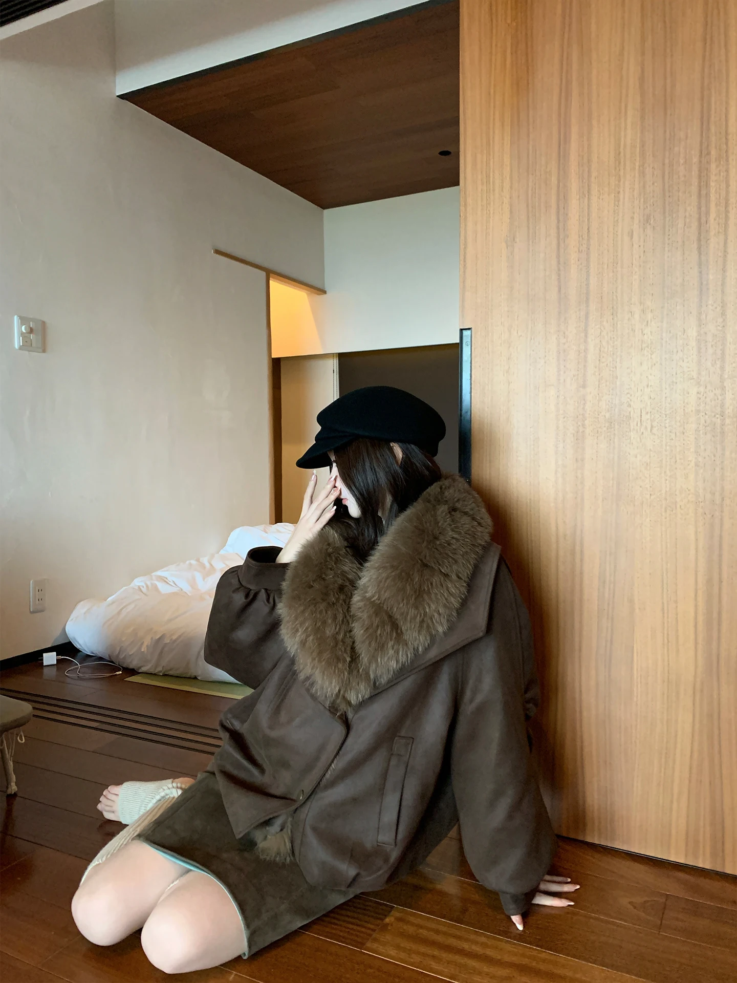 Свободное пальто из коричневой замши с меховым воротником и наполнителем из белого гусиного пуха, в стиле 90-х, повседневное, свободного кроя, теплое, утолщенное, с длинными рукавами
Свободное пальто из коричневой замши с меховым воротником и наполнителем из белого гусиного пуха, в стиле 90-х, повседневное, свободного кроя, теплое, утолщенное, с длинными рукавами